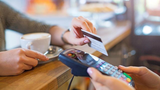 Astuces pour optimiser l’utilisation de votre carte de crédit et éviter les pièges